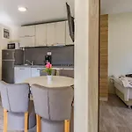 Mobile Luxury Premium-4 By Interhome Пула